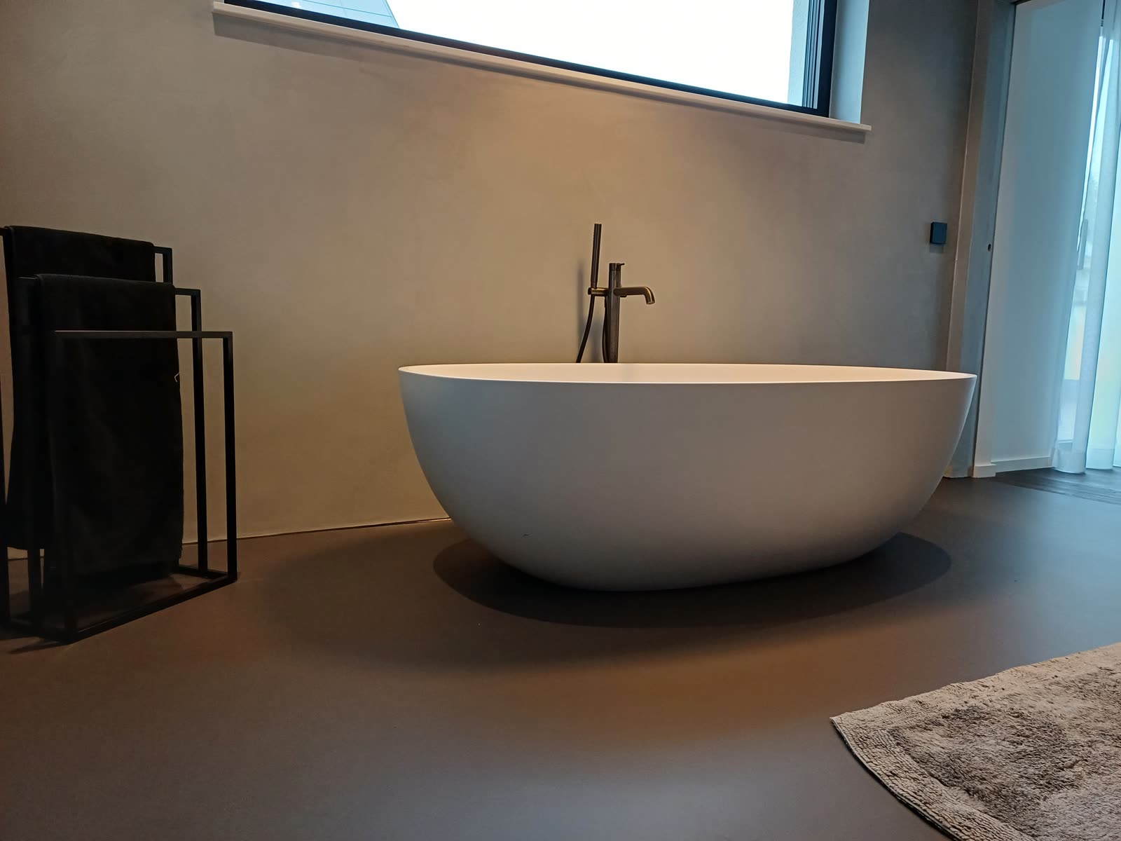 Fugenloses Bad mit freistehender Badewanne