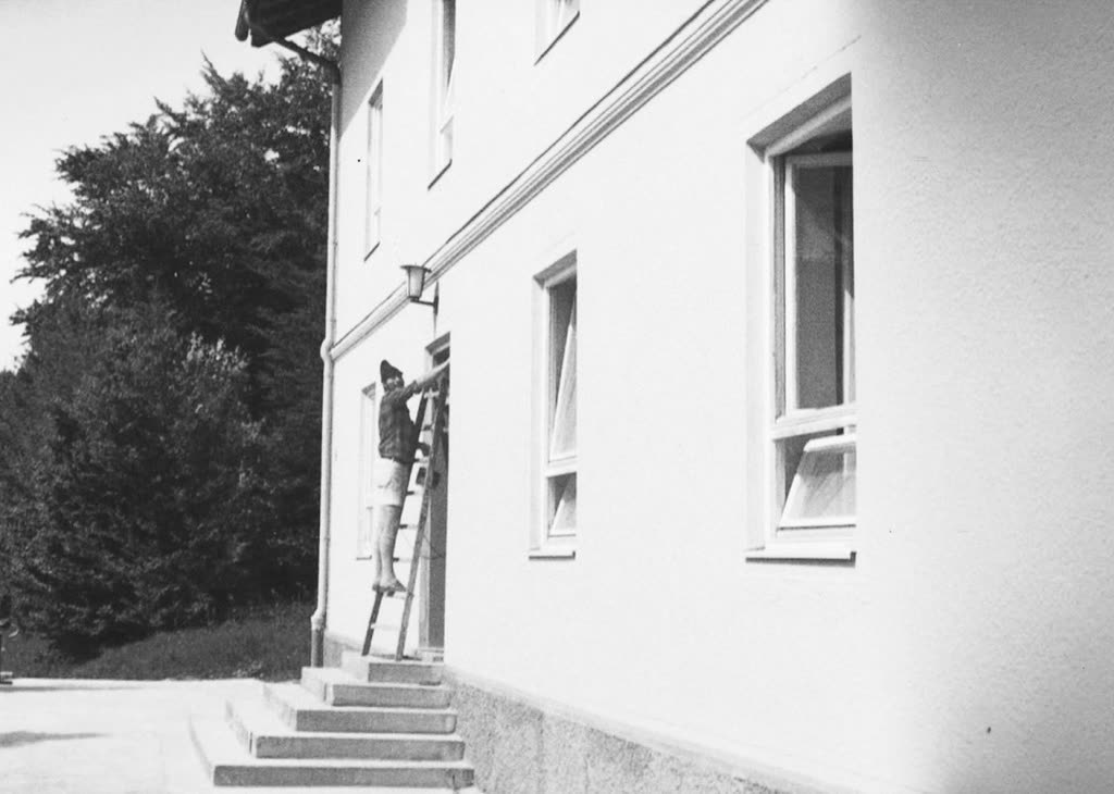 Historisches Foto: Maler auf der Leiter beim Fassadenanstrich