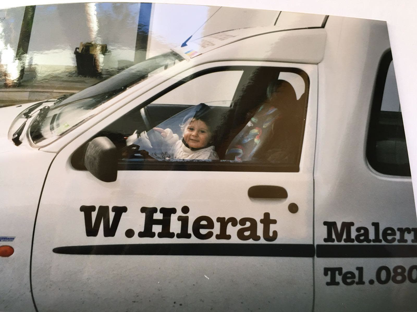 Historisches Foto: Firmenwagen mit der Aufschrift W. Hierat Maler
