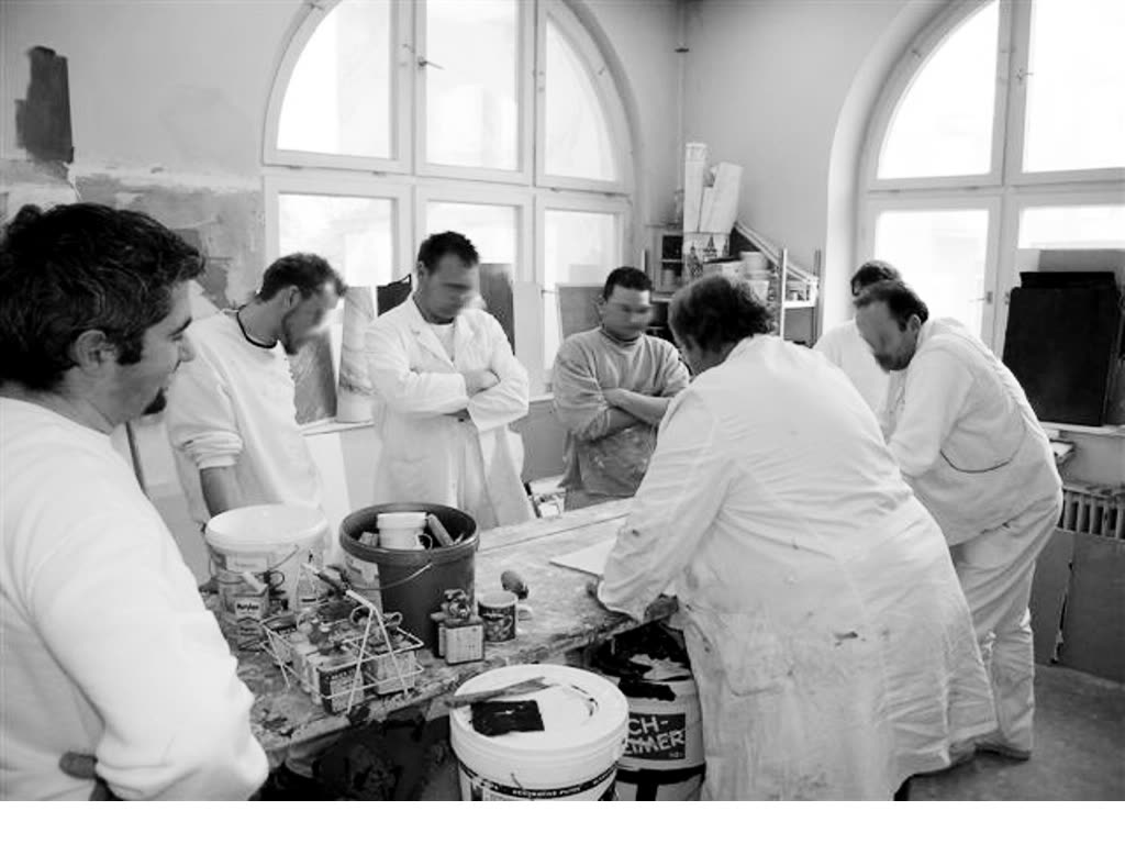 Historisches Foto: das Malerteam von Hierat in der Werkstatt