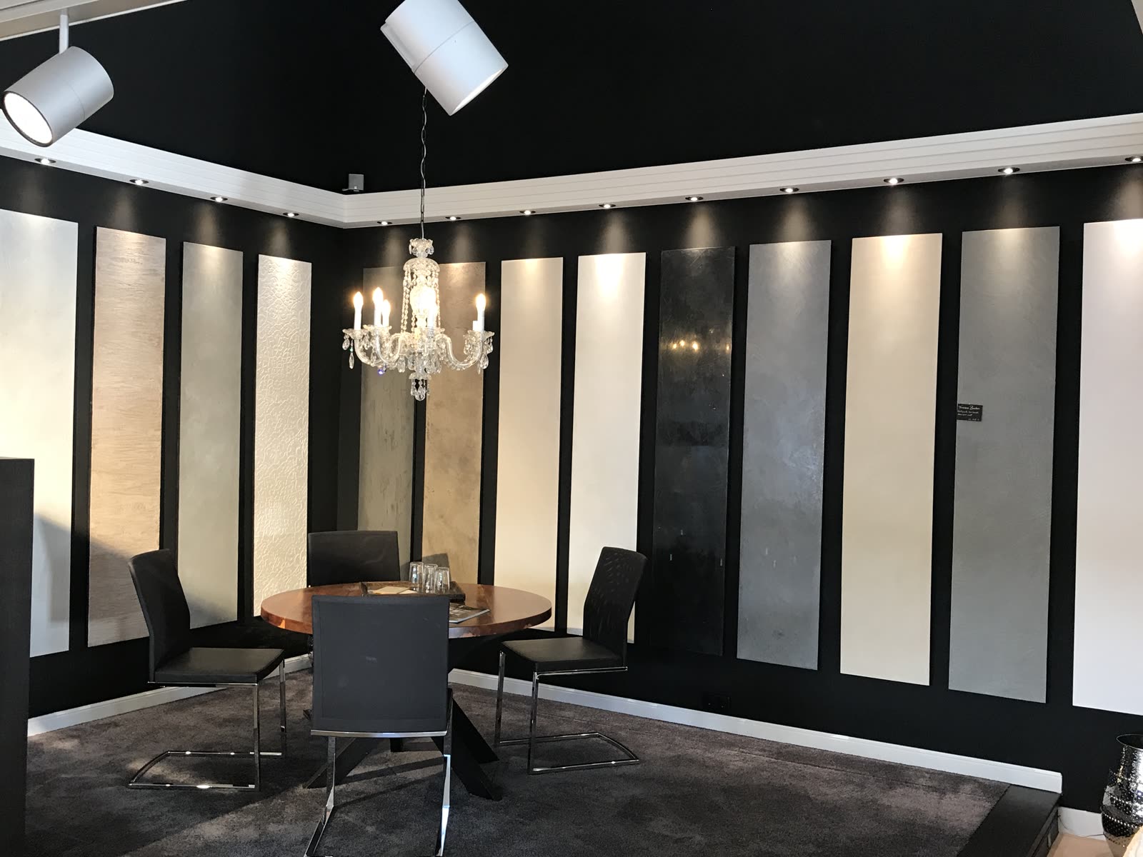 Showroom von Hierat in Gmund mit Mustertafeln und Beratungstisch